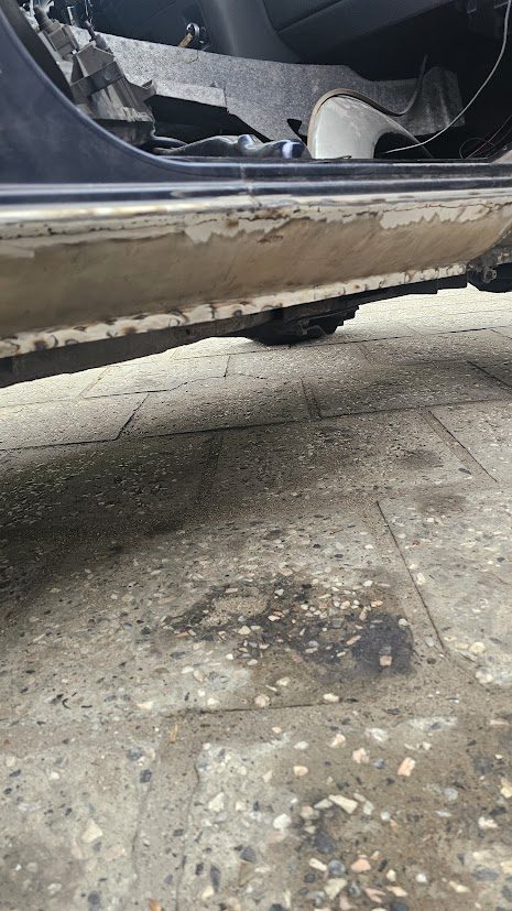 Порог автомобиля до работ: ржавчина по кромке и сварному стыку